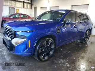 2024 BMW XM z VIN 5YM23CS07R9U85932, wystawiony jako Copart lot #87933385 z przebiegiem 13 696 mil mil oraz Szkody całkowita. Historia ofert i sprzedaży dostępna na DreamBid. Obrazek 1.