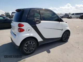 2015 Smart fortwo Passion z VIN WMEEJ3BAXFK820031, wystawiony jako Copart lot #73051554 z przebiegiem Nie podano mil oraz Szkoda całkowita • Salvage title. Historia ofert i sprzedaży dostępna na DreamBid. Obrazek 3.