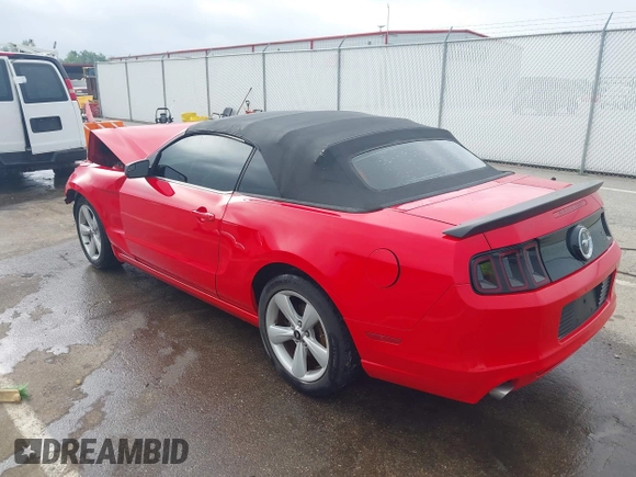 2013 Ford Mustang V6 z VIN 1ZVBP8EM4D5221864, wystawiony jako IAAI lot #42525497 z przebiegiem 130 482 mil mil oraz . Historia ofert i sprzedaży dostępna na DreamBid. Obrazek 3.