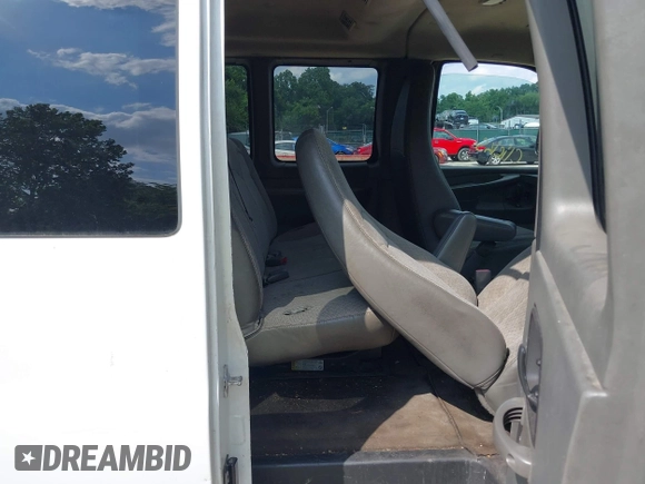 2011 Chevrolet Express Passenger 1LT z VIN 1GAZG1FG7B1171122, wystawiony jako IAAI lot #42781322 z przebiegiem 262 838 mil mil oraz . Historia ofert i sprzedaży dostępna na DreamBid. Obrazek 8.