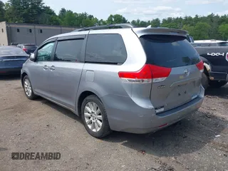 2012 Toyota Sienna XLE z VIN 5TDDK3DC5CS044692, wystawiony jako IAAI lot #42392574 z przebiegiem 185 242 mil mil oraz . Historia ofert i sprzedaży dostępna na DreamBid. Obrazek 3.