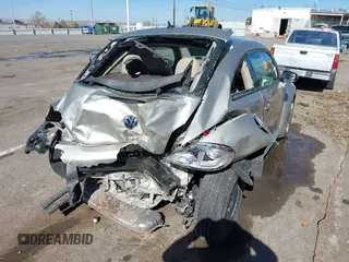 2013 Volkswagen Beetle с VIN 3VWHX7AT0DM663696, выставлен на аукционе IAAI как лот 41485832 с пробегом 111 465 миль миль и . История ставок и продаж доступна на DreamBid. Изображение 6.