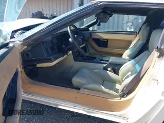1984 Chevrolet Corvette z VIN 1G1AY0781E5110079, wystawiony jako IAAI lot #42416346 z przebiegiem 152 345 mil mil oraz . Historia ofert i sprzedaży dostępna na DreamBid. Obrazek 8.