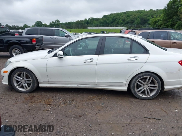 2013 Mercedes-Benz C 300 Sport с VIN WDDGF8AB3DA820171, выставлен на аукционе IAAI как лот 42329459 с пробегом 157 627 миль миль и . История ставок и продаж доступна на DreamBid. Изображение 14.