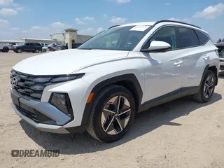 2025 Hyundai Tucson SEL z VIN 5NMJB3DE6SH461535, wystawiony jako IAAI lot #42337372 z przebiegiem 19 791 mil mil oraz . Historia ofert i sprzedaży dostępna na DreamBid. Obrazek 2.