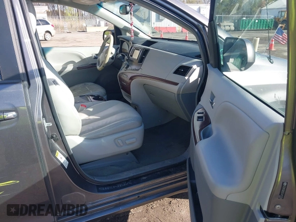 2014 Toyota Sienna XLE with VIN 5TDYK3DC5ES475750, listed as a IAAI auction lot 41976805 with 221,804 mi miles. Bid and sale history available at carsss.com. Image 5.