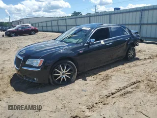 2013 Chrysler 300 C z VIN 2C3CCAKT5DH561771, wystawiony jako Copart lot #56519975 z przebiegiem 67 004 mil mil oraz Czysty tytuł • Clean title. Historia ofert i sprzedaży dostępna na DreamBid. Obrazek 1.