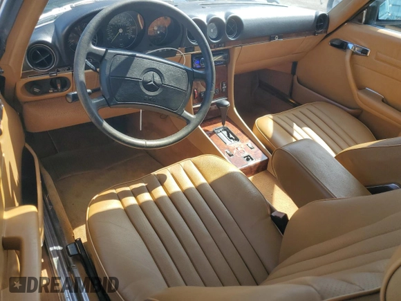 1988 Mercedes-Benz 560 SL z VIN WDBBA48D0JA085307, wystawiony jako Copart lot #51533115 z przebiegiem 83 302 mil mil oraz Szkoda całkowita • Salvage title. Historia ofert i sprzedaży dostępna na DreamBid. Obrazek 8.
