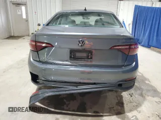 2024 Volkswagen Jetta S z VIN 3VW5M7BU9RM005367, wystawiony jako Copart lot #61485685 z przebiegiem 33 968 mil mil oraz Czysty tytuł • Clean title. Historia ofert i sprzedaży dostępna na DreamBid. Obrazek 6.