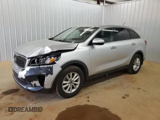 2019 Kia Sorento L z VIN 5XYPG4A32KG583114, wystawiony jako Copart lot #57101655 z przebiegiem 100 896 mil mil oraz Czysty tytuł • Clean title. Historia ofert i sprzedaży dostępna na DreamBid. Obrazek 1.