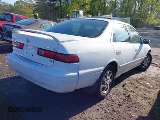 1999 Toyota Camry LE z VIN 4T1BF28K5XU930080, wystawiony jako IAAI lot #41986577 z przebiegiem 145 224 mil mil oraz . Historia ofert i sprzedaży dostępna na DreamBid. Obrazek 4.