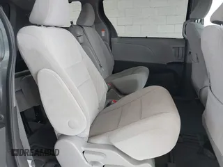 2017 Toyota Sienna LE Auto Access Seat с VIN 5TDKZ3DC4HS828226, выставлен на аукционе IAAI как лот 42283563 с пробегом 19 725 миль миль и . История ставок и продаж доступна на DreamBid. Изображение 8.