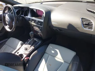 2012 Audi S5 Premium Plus z VIN WAUCGAFH4CN004360, wystawiony jako IAAI lot #41742130 z przebiegiem 106 929 mil mil oraz . Historia ofert i sprzedaży dostępna na DreamBid. Obrazek 5.
