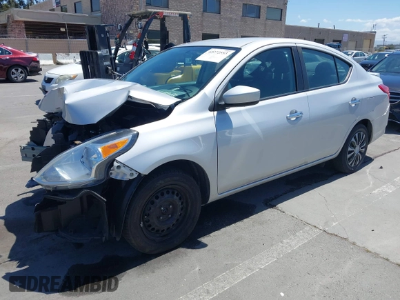 2019 Nissan Versa SV z VIN 3N1CN7AP2KL873700, wystawiony jako IAAI lot #42272553 z przebiegiem 89 256 mil mil oraz . Historia ofert i sprzedaży dostępna na DreamBid. Obrazek 2.