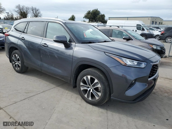 2020 Toyota Highlander XLE with VIN 5TDGZRBH9LS517682, listed as a Copart auction lot 47233105 with 28,205 mi miles and Salvage Title. Bid and sale history available at carsss.com. Image 4.