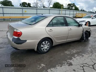 2005 Toyota Camry STD z VIN 4T1BE32K75U087837, wystawiony jako Copart lot #56735965 z przebiegiem 231 694 mil mil oraz Szkoda całkowita • Salvage title. Historia ofert i sprzedaży dostępna na DreamBid. Obrazek 3.