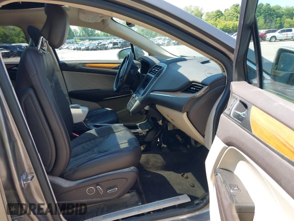 2017 Lincoln MKC Select with VIN 5LMCJ2D9XHUL46424, listed as a IAAI auction lot 42363939 with Not provided miles and . Bid and sale history available at DreamBid. Image 5.