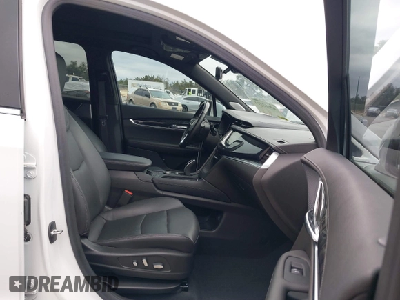 2021 Cadillac XT6 Premium Luxury z VIN 1GYKPCRS8MZ233209, wystawiony jako IAAI lot #40012714 z przebiegiem 45 599 mil mil oraz . Historia ofert i sprzedaży dostępna na DreamBid. Obrazek 5.