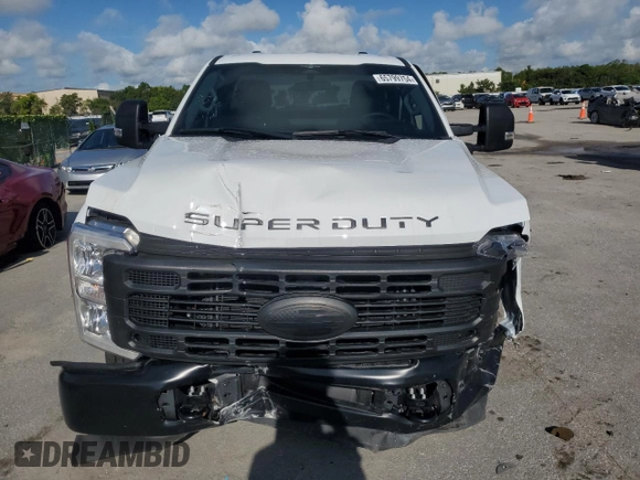 2023 Ford F-250 XL z VIN 1FTBF2AA5PEE21669, wystawiony jako Copart lot #65799754 z przebiegiem Nie podano mil oraz Czysty tytuł • Clean title. Historia ofert i sprzedaży dostępna na DreamBid. Obrazek 5.