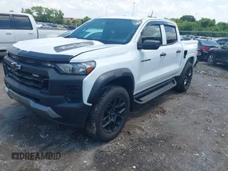 2024 Chevrolet Colorado 4WD Trail Boss z VIN 1GCPTEEKXR1227510, wystawiony jako IAAI lot #42685724 z przebiegiem 9 472 mil mil oraz . Historia ofert i sprzedaży dostępna na DreamBid. Obrazek 19.