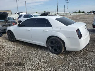 2015 Chrysler 300 Limited z VIN 2C3CCAAG4FH807121, wystawiony jako Copart lot #56182435 z przebiegiem 229 965 mil mil oraz Czysty tytuł • Clean title. Historia ofert i sprzedaży dostępna na DreamBid. Obrazek 2.