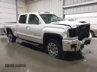 2018 GMC Sierra 2500HD Denali z VIN 1GT12UEY7JF209500, wystawiony jako IAAI lot #42114186 z przebiegiem 83 057 mil mil oraz . Historia ofert i sprzedaży dostępna na DreamBid. Obrazek 1.
