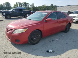 2010 Toyota Camry z VIN 4T1BF3EK0AU051121, wystawiony jako Copart lot #60845305 z przebiegiem 155 656 mil mil oraz Czysty tytuł • Clean title. Historia ofert i sprzedaży dostępna na DreamBid. Obrazek 1.