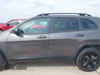 2018 Jeep Cherokee Latitude Tech Connect z VIN 1C4PJLCB1JD553079, wystawiony jako IAAI lot #42068048 z przebiegiem 90 656 mil mil oraz . Historia ofert i sprzedaży dostępna na DreamBid. Obrazek 14.