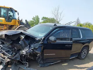 2021 Chevrolet Suburban LS z VIN 1GNSKBKD5MR303640, wystawiony jako IAAI lot #42359585 z przebiegiem Nie podano mil oraz . Historia ofert i sprzedaży dostępna na DreamBid. Obrazek 13.