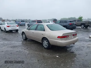 1997 Toyota Camry LE z VIN 4T1BF22K0VU004174, wystawiony jako IAAI lot #42254679 z przebiegiem 206 023 mil mil oraz . Historia ofert i sprzedaży dostępna na DreamBid. Obrazek 3.