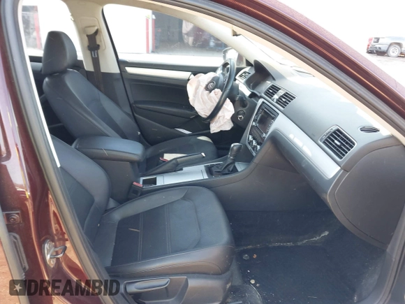2012 Volkswagen Passat SE z VIN 1VWBP7A38CC087300, wystawiony jako IAAI lot #41752522 z przebiegiem 266 958 mil mil oraz . Historia ofert i sprzedaży dostępna na DreamBid. Obrazek 5.