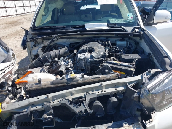 2011 Toyota 4Runner SR5 with VIN JTEZU5JR3B5021593, listed as a IAAI auction lot 41663008 with 290,112 mi miles. Bid and sale history available at carsss.com. Image 10.