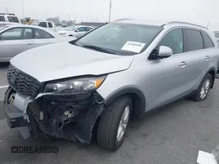 2019 Kia Sorento LX z VIN 5XYPG4A36KG438741, wystawiony jako IAAI lot #42384999 z przebiegiem 94 640 mil mil oraz . Historia ofert i sprzedaży dostępna na DreamBid. Obrazek 2.
