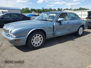 2002 Jaguar XJ 8 with VIN SAJDA14C22LF42909, listed as a Copart auction lot 61797364 with 155,963 mi miles and Salvage title. Bid and sale history available at DreamBid. Image 1.