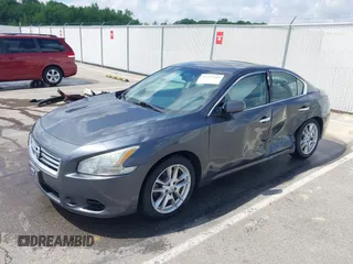 2013 Nissan Maxima SV z VIN 1N4AA5AP2DC831021, wystawiony jako IAAI lot #42255349 z przebiegiem 143 373 mil mil oraz . Historia ofert i sprzedaży dostępna na DreamBid. Obrazek 2.