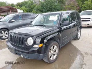 2016 Jeep Patriot Latitude z VIN 1C4NJPFB9GD584308, wystawiony jako IAAI lot #42534222 z przebiegiem 179 239 mil mil oraz . Historia ofert i sprzedaży dostępna na DreamBid. Obrazek 2.