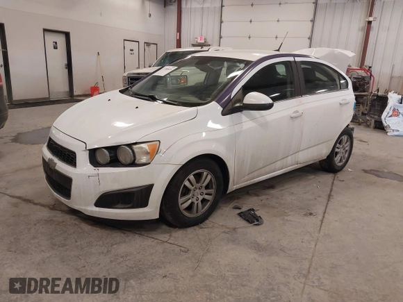 2012 Chevrolet Sonic LT z VIN 1G1JC5SH3C4105827, wystawiony jako IAAI lot #41580695 z przebiegiem 193 398 mil mil oraz . Historia ofert i sprzedaży dostępna na DreamBid. Obrazek 17.