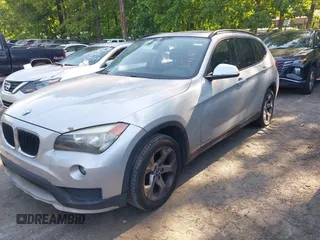 2015 BMW X1 sDrive28i z VIN WBAVM1C58FV318836, wystawiony jako IAAI lot #42185975 z przebiegiem 203 744 mil mil oraz . Historia ofert i sprzedaży dostępna na DreamBid. Obrazek 2.