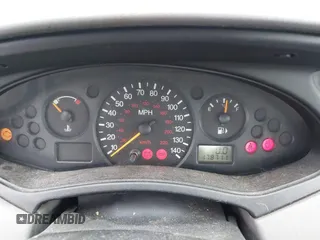 2003 Ford Focus LX z VIN 1FAFP33P83W271153, wystawiony jako IAAI lot #42360855 z przebiegiem 178 711 mil mil oraz . Historia ofert i sprzedaży dostępna na DreamBid. Obrazek 7.