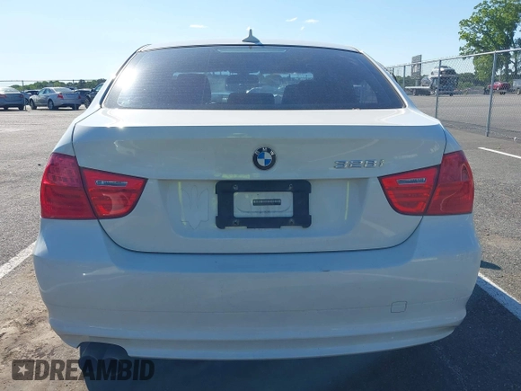 2011 BMW 3 Series 328i xDrive с VIN WBAPK5C53BA661805, выставлен на аукционе IAAI как лот 42299271 с пробегом 129 701 миль миль и . История ставок и продаж доступна на DreamBid. Изображение 16.