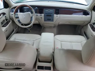 2008 Lincoln Town Car Limited z VIN 2LNHM82V98X636942, wystawiony jako Copart lot #57791415 z przebiegiem 132 930 mil mil oraz Szkoda całkowita • Salvage title. Historia ofert i sprzedaży dostępna na DreamBid. Obrazek 8.