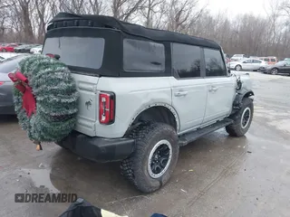 2023 Ford Bronco z VIN 1FMEE5DP3PLB33884, wystawiony jako IAAI lot #41202669 z przebiegiem 58 749 mil mil oraz . Historia ofert i sprzedaży dostępna na DreamBid. Obrazek 4.