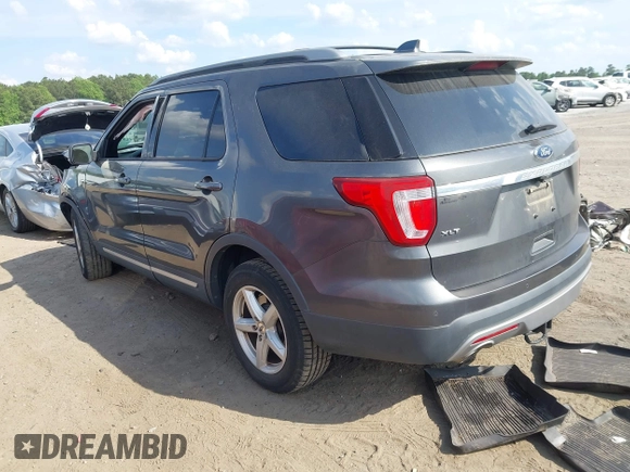 2017 Ford Explorer XLT z VIN 1FM5K8D89HGC44162, wystawiony jako IAAI lot #42158660 z przebiegiem 121 078 mil mil oraz . Historia ofert i sprzedaży dostępna na DreamBid. Obrazek 3.