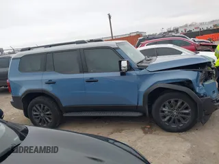 2024 Toyota Land Cruiser z VIN JTEABFAJ9RK015313, wystawiony jako IAAI lot #41573592 z przebiegiem 11 124 mil mil oraz . Historia ofert i sprzedaży dostępna na DreamBid. Obrazek 13.