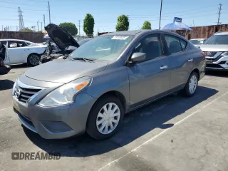 2016 Nissan Versa S z VIN 3N1CN7AP6GL840268, wystawiony jako Copart lot #55103695 z przebiegiem 106 331 mil mil oraz Tytuł czysty. Historia ofert i sprzedaży dostępna na DreamBid. Obrazek 1.