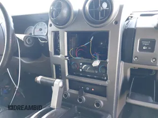 2003 Hummer H2 z VIN 5GRGN23UX3H124727, wystawiony jako IAAI lot #41697787 z przebiegiem 241 554 mil mil oraz . Historia ofert i sprzedaży dostępna na DreamBid. Obrazek 18.