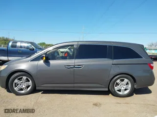2013 Honda Odyssey Touring with VIN 5FNRL5H98DB085627, listed as a IAAI auction lot 41742702 with 117,899 mi miles. Bid and sale history available at carsss.com. Image 14.