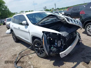 2017 Jeep Cherokee Latitude z VIN 1C4PJLCB7HW503379, wystawiony jako IAAI lot #42590329 z przebiegiem 130 289 mil mil oraz . Historia ofert i sprzedaży dostępna na DreamBid. Obrazek 1.