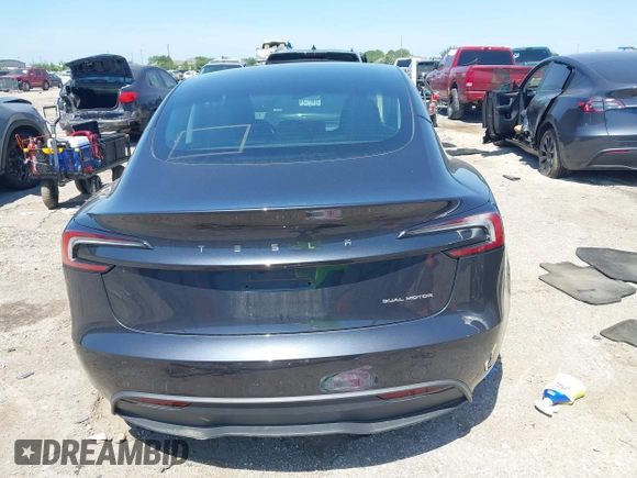 2025 Tesla Model 3 Long Range z VIN 5YJ3E1EB6SF924607, wystawiony jako IAAI lot #42255758 z przebiegiem 5 881 mil mil oraz . Historia ofert i sprzedaży dostępna na DreamBid. Obrazek 15.