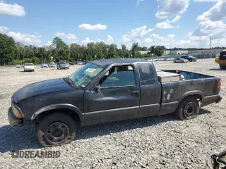 2003 GMC Sonoma SLS z VIN 1GTCS19X038150967, wystawiony jako Copart lot #72493844 z przebiegiem 246 736 mil mil oraz Szkody całkowita. Historia ofert i sprzedaży dostępna na DreamBid. Obrazek 1.